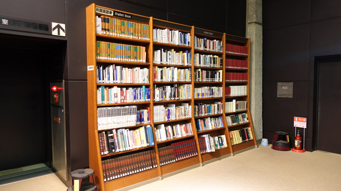 写真04_外国語図書コーナー