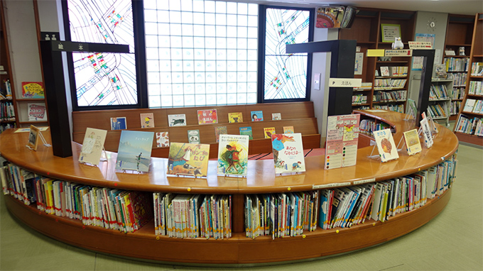 写真①_えほんコーナー