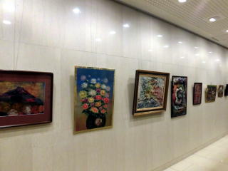 透明板に裏から描いた絵の展示の写真