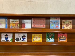 展示木の実の絵本の写真